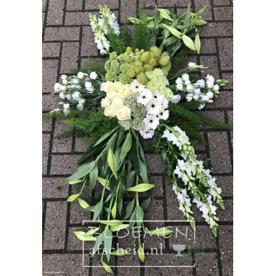 Rouwarrangement gegroepeerd van witte en groene bloemen, royaal en tonend
